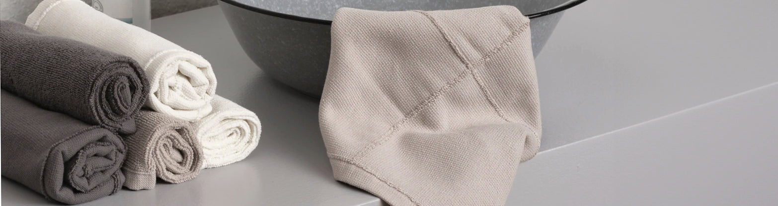 Man mit umgewickeltem Geschirrtuch