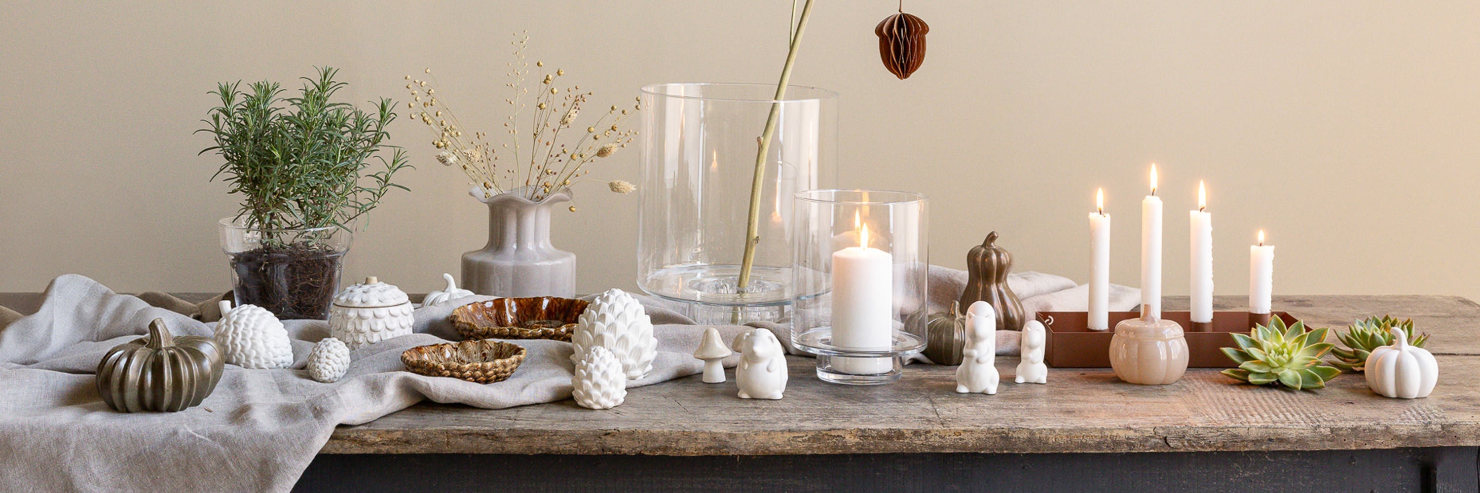 Vase Miyabi von blomus in grün dekoriert mit Zweigen bei mkono.de