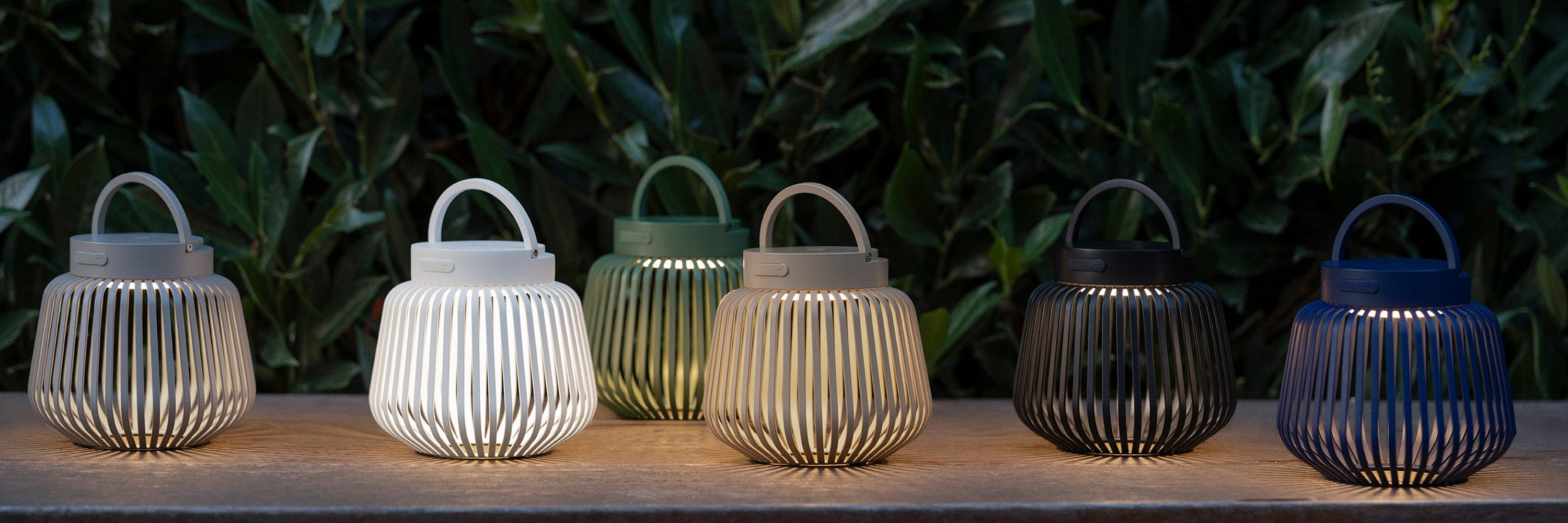 Vase Miyabi von blomus in grün dekoriert mit Zweigen bei mkono.de