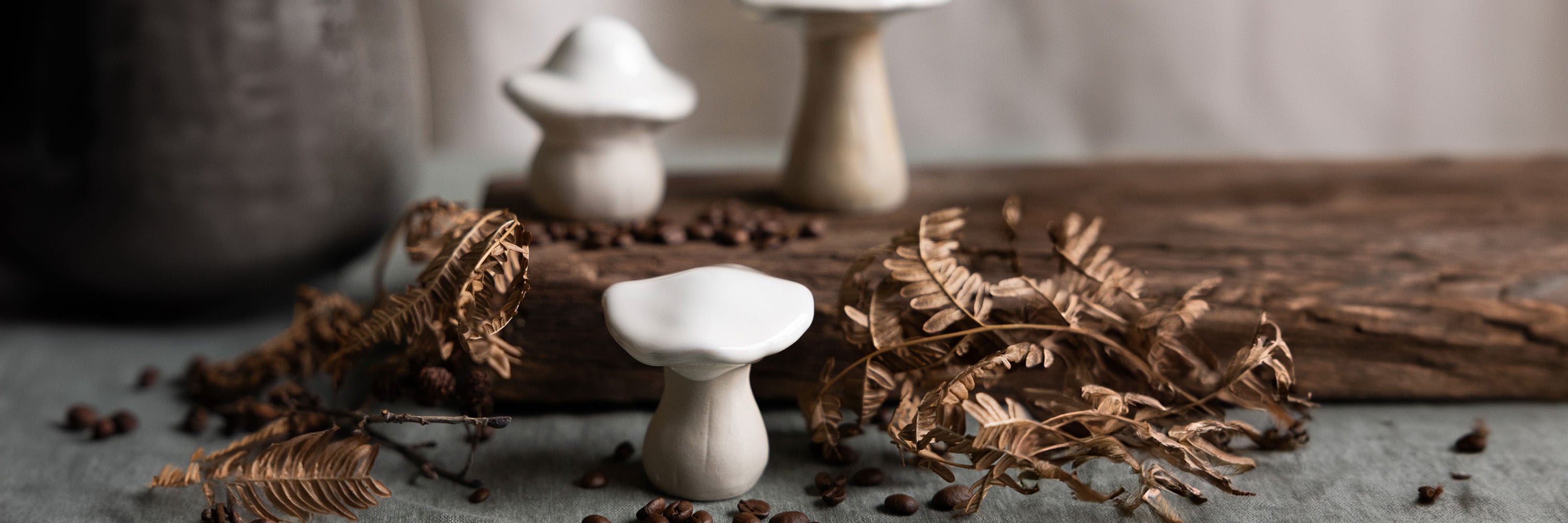 Herbstdekoration mit verschiedenen Kürbissen aus Keramik und Filz