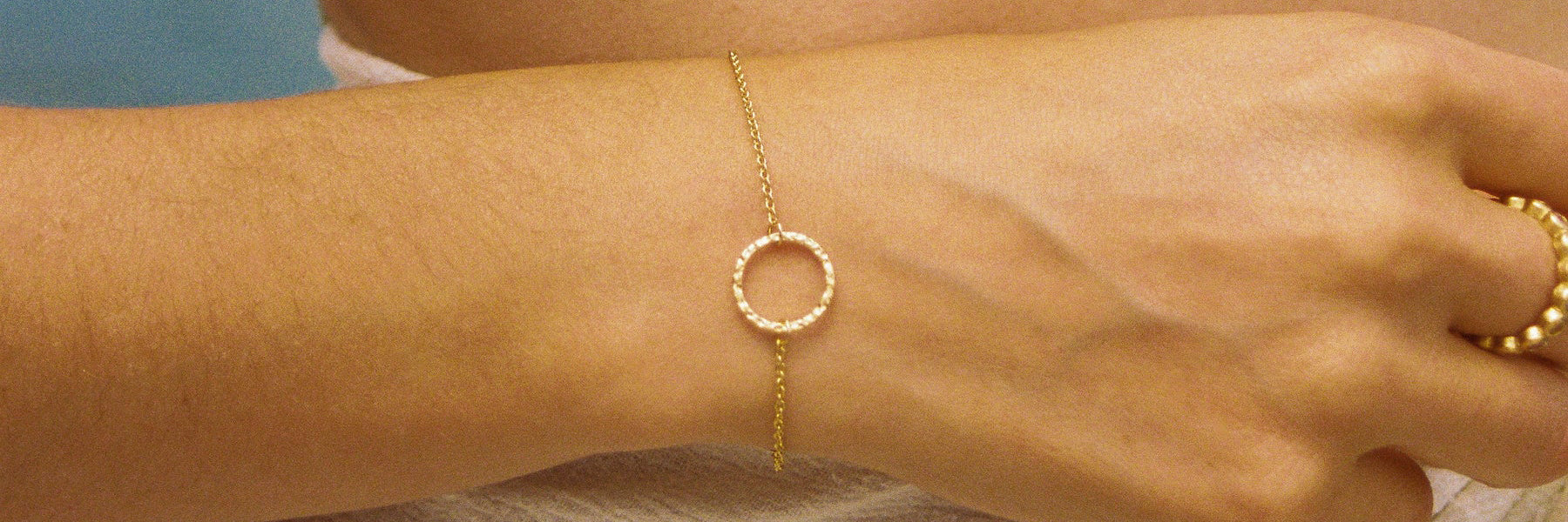 Frau mit Armband und Halskette von For Adelie