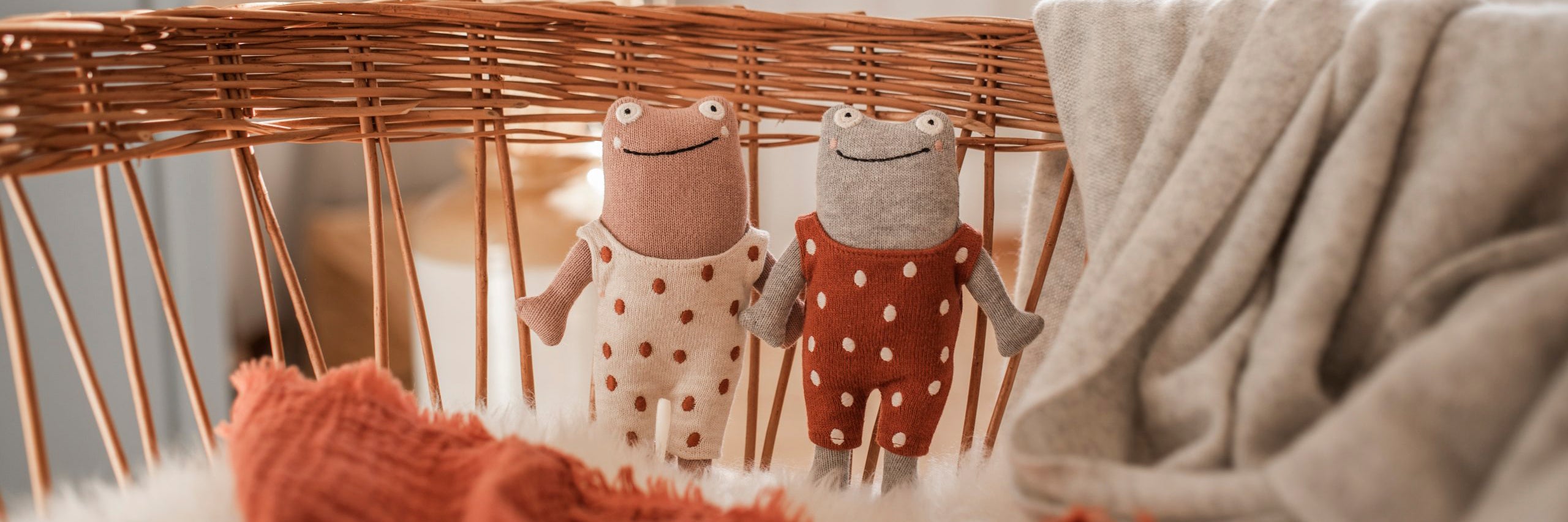 Kind im Hozkinderwagen mit Kuscheltieren von ava&yves