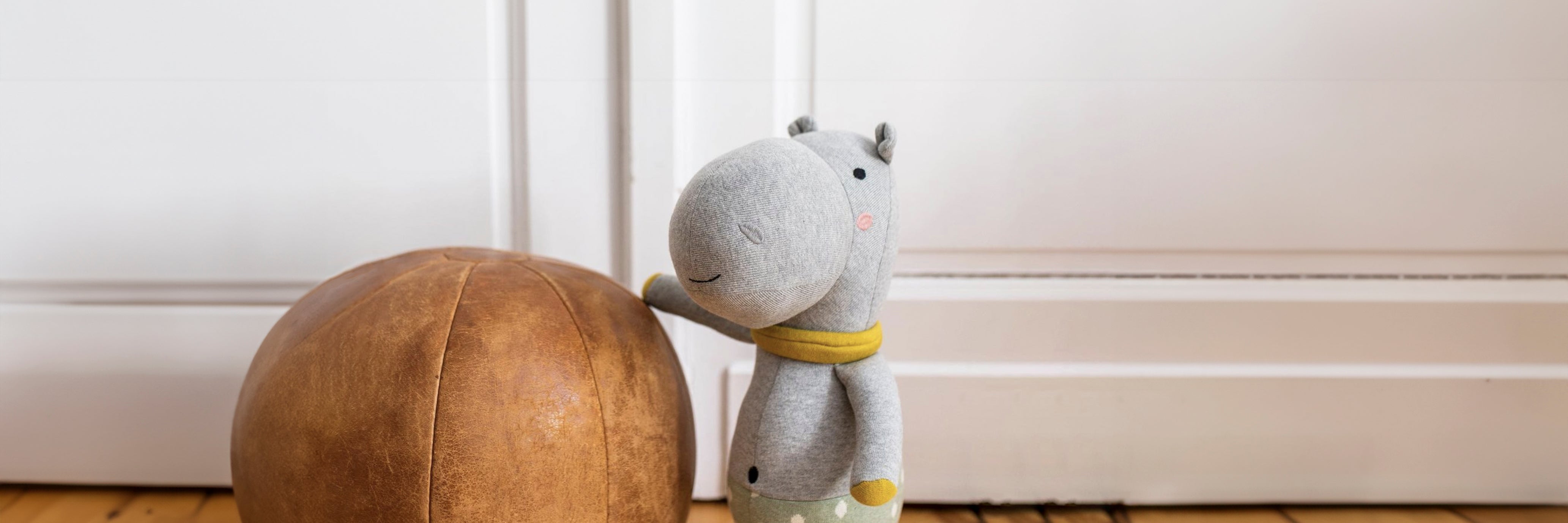 Kuscheltier Nilpferd neben Medizinball