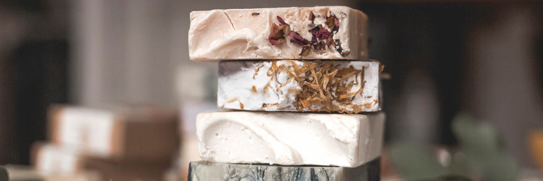 Stapel aus rechteckigen Seifenstücken Naturseife