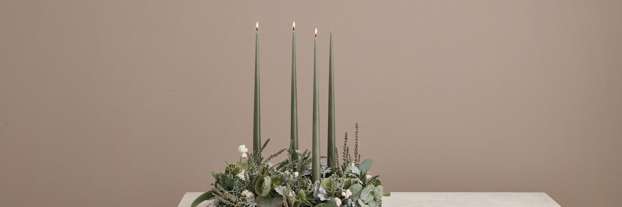 Kerzen von Ester & Erik auf einer Holzbank