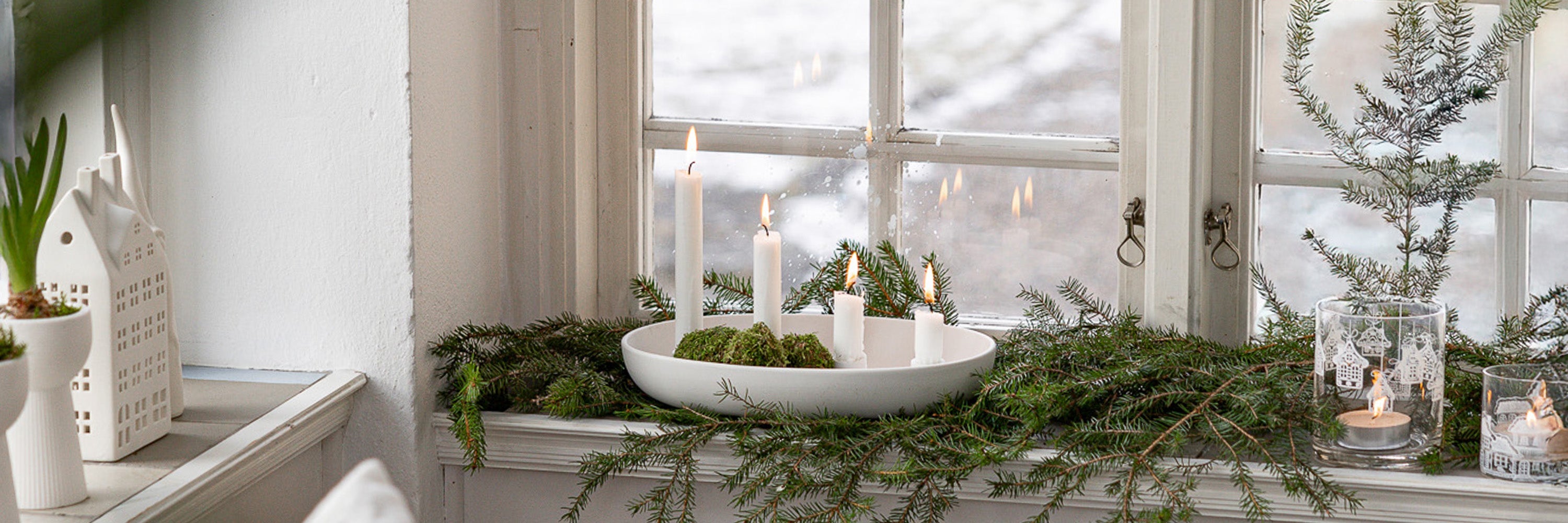 Weihnachtsbäume aus Keramik in weiß von der Marke Storefactory für die Weihnachtsdeko