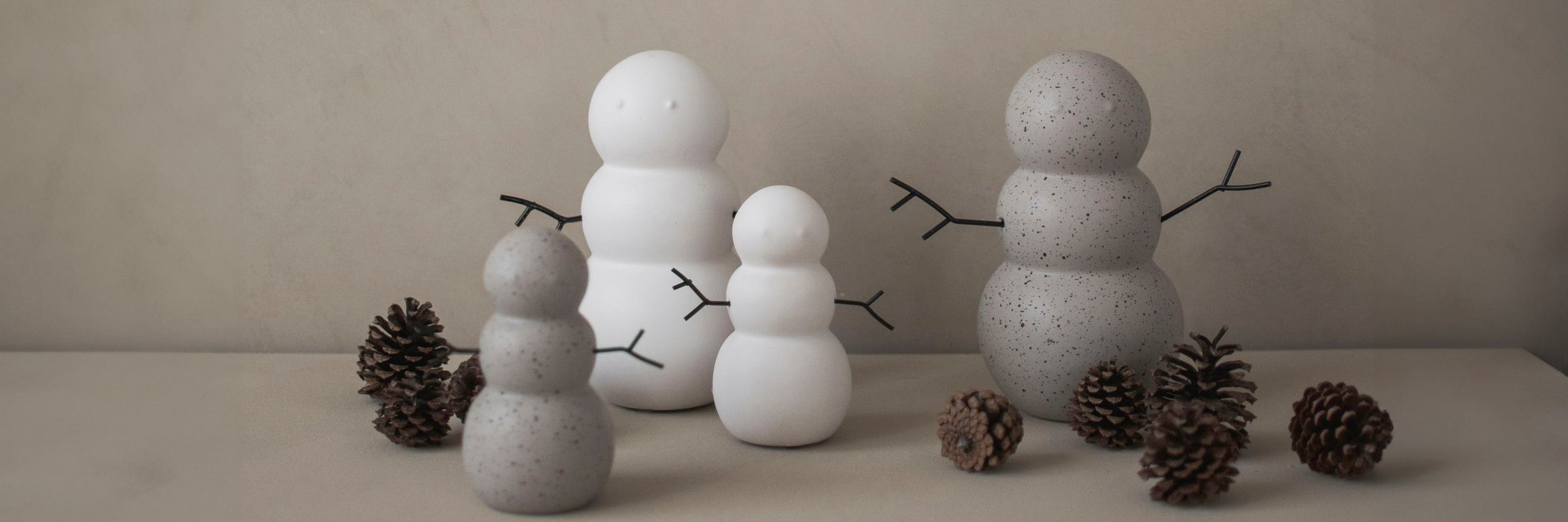 Schneemänner von der Skandi Marke DBKD in weiß und grau in 2 Größen