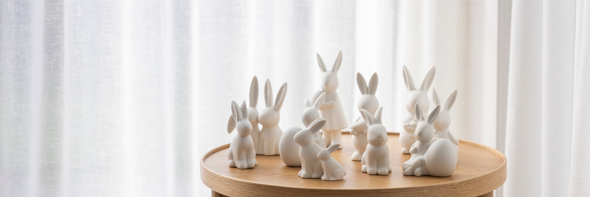 Kerzenhalter in grün mit einer Kerze und Vase mit Trockenblumen von Storefactory