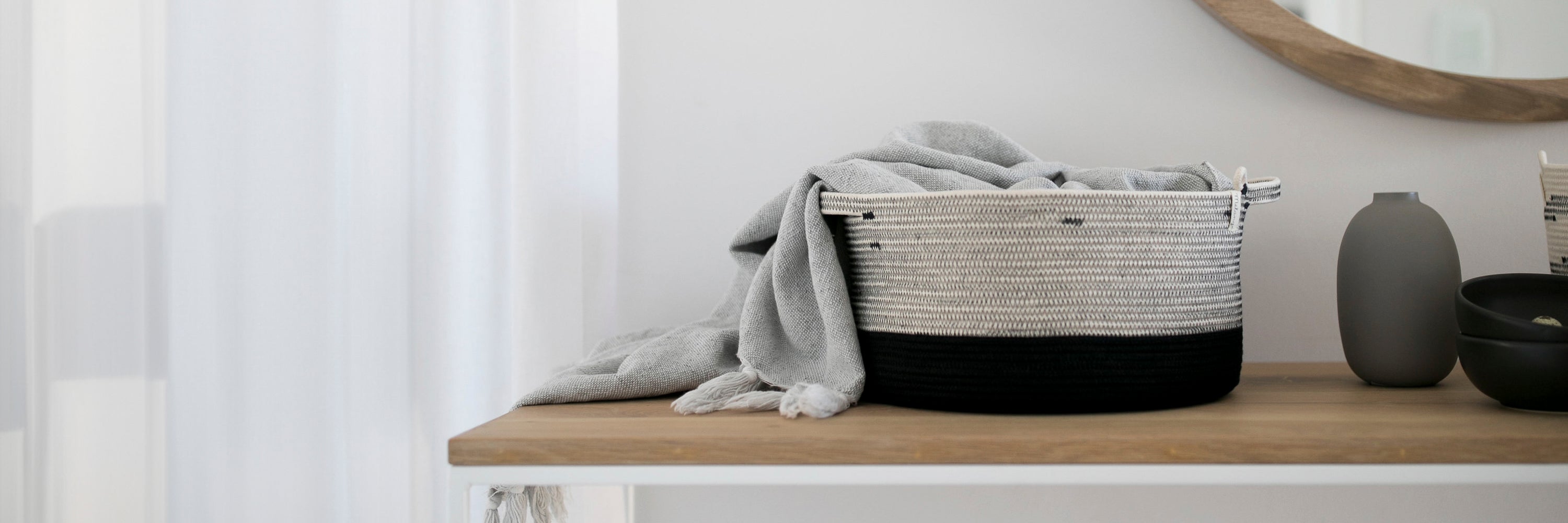 Frau hält Körbe aus Baumwolle