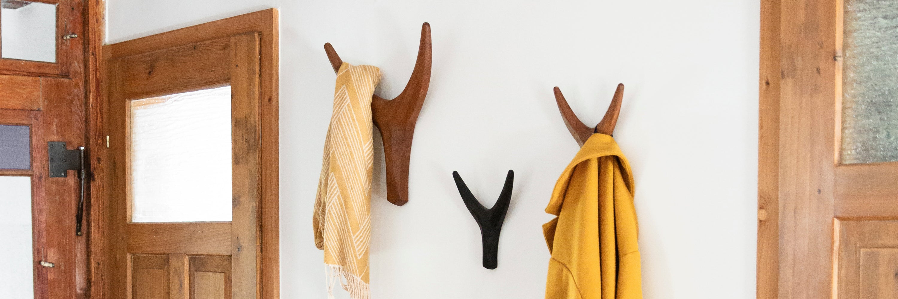 Garderobe mit Haken aus Holz in Nguni Form