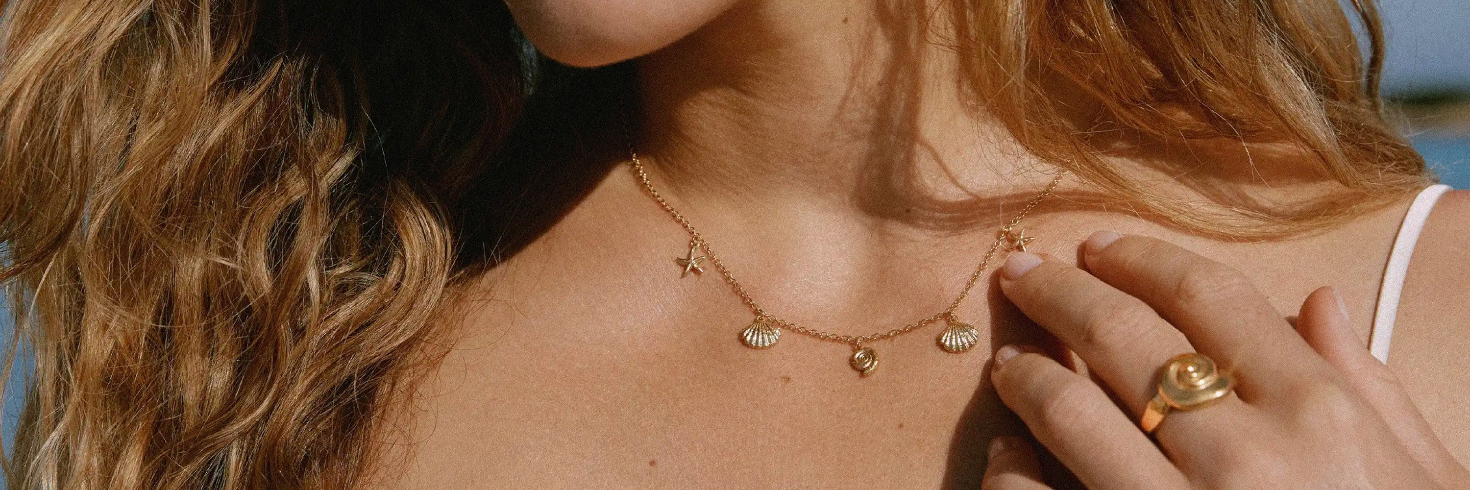 Frau mit goldenen Ohrringen und eine Rose