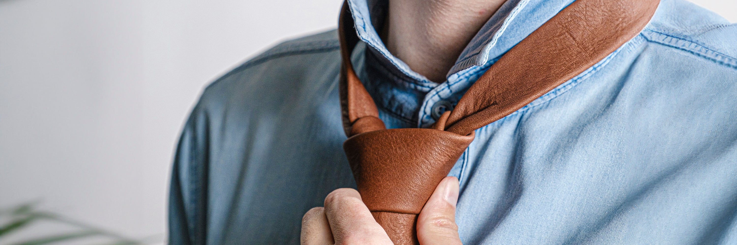 Mann im coolen Look mit Accesoires von Major John