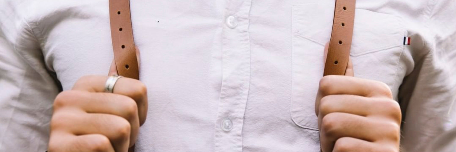 Mann mit Hosenträger aus Leder