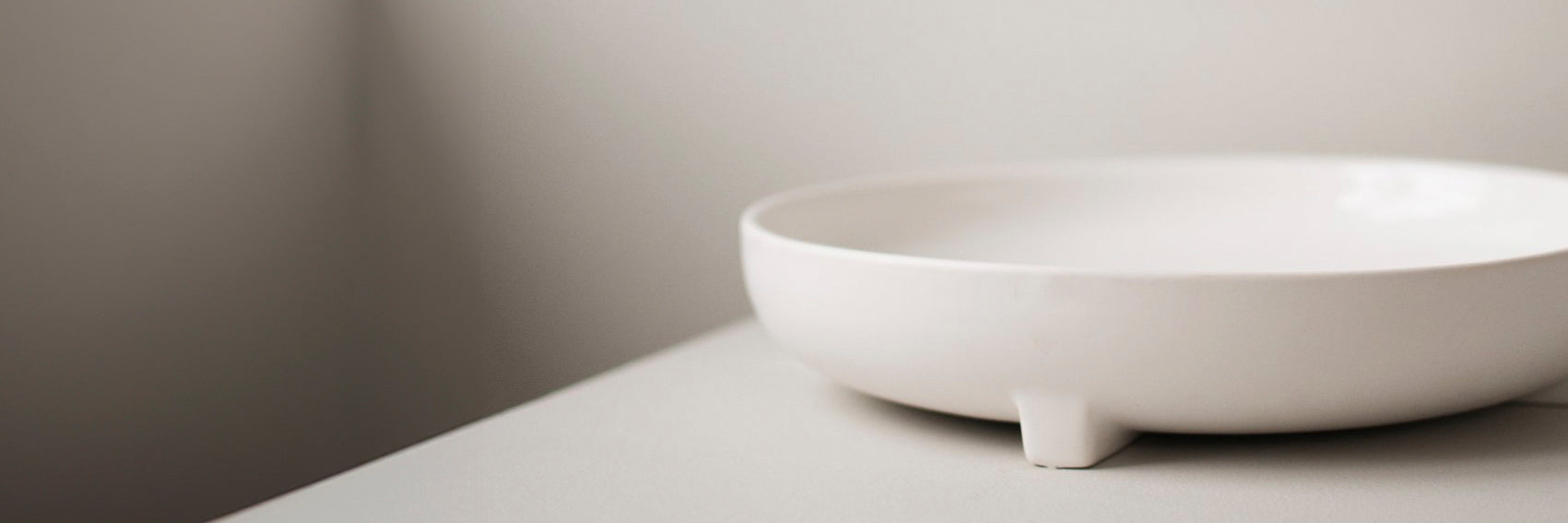 flache Schale aus Keramik