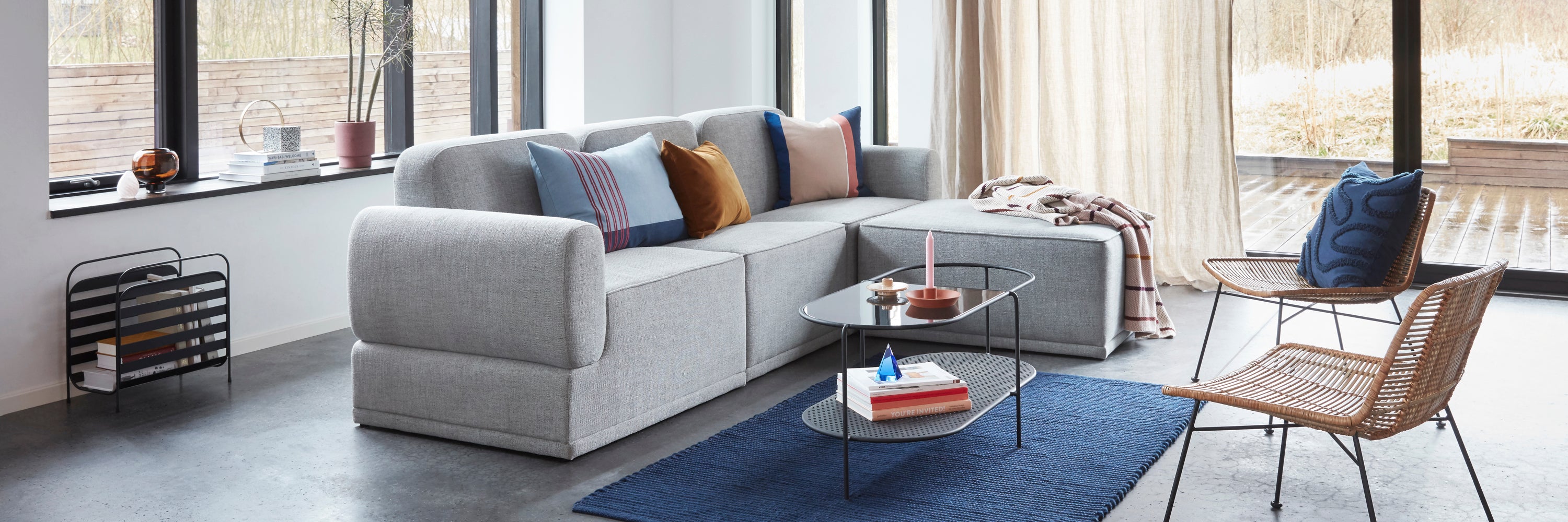 Sofa mit verschiedenen Kissen von Hübsch Interior