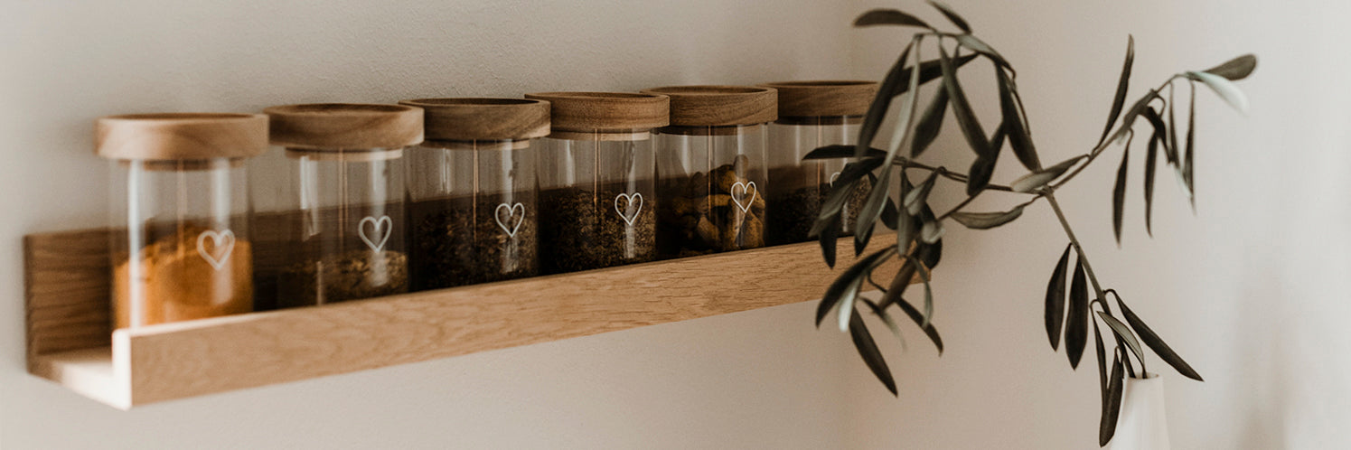 Regal aus Eiche mit Büchern