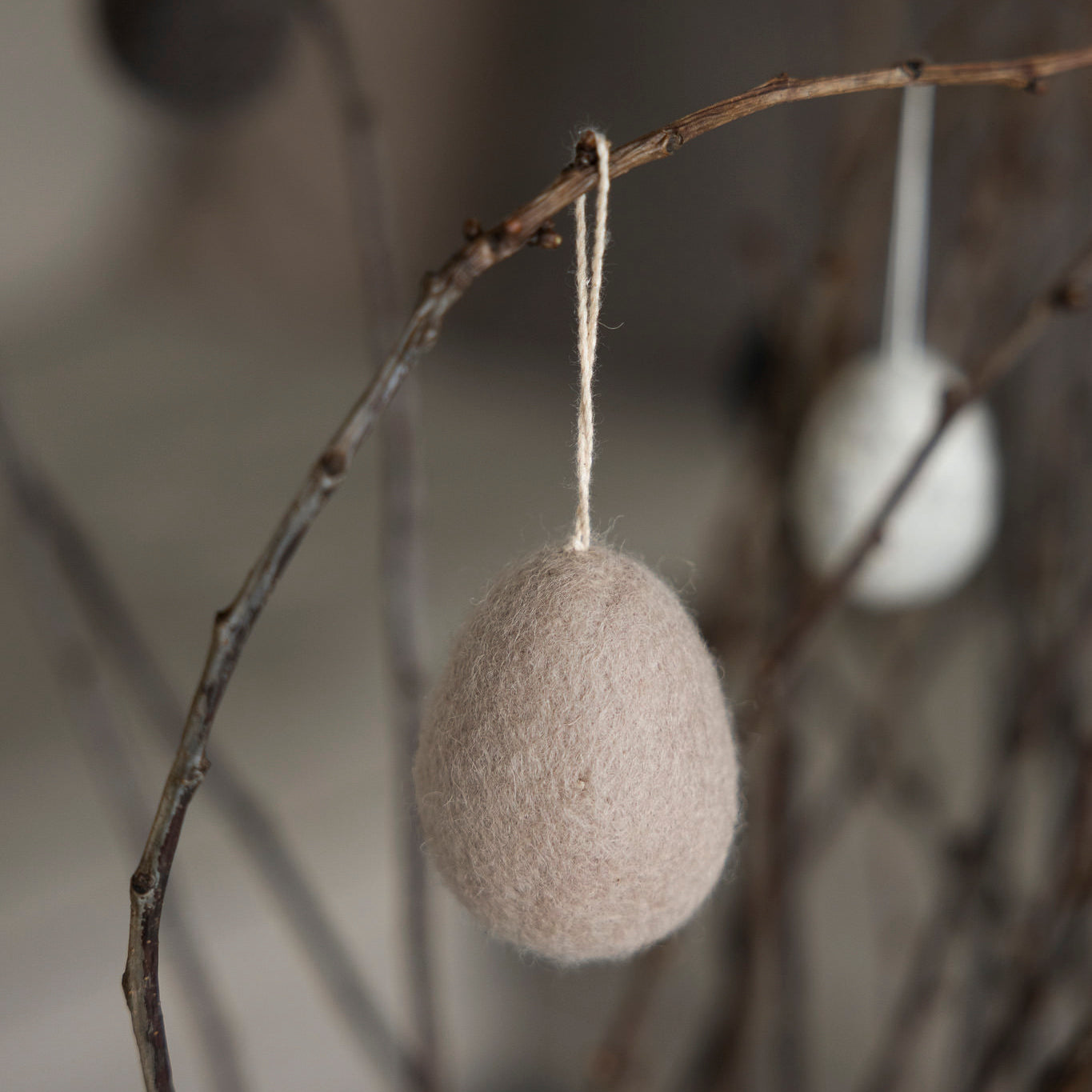 Ullas Osterei aus Filz - beige/taupe