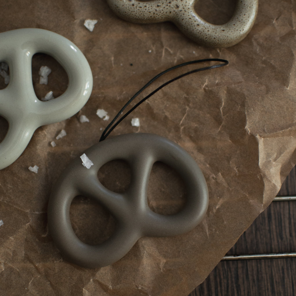 Deko Anhänger Bretzel - dust