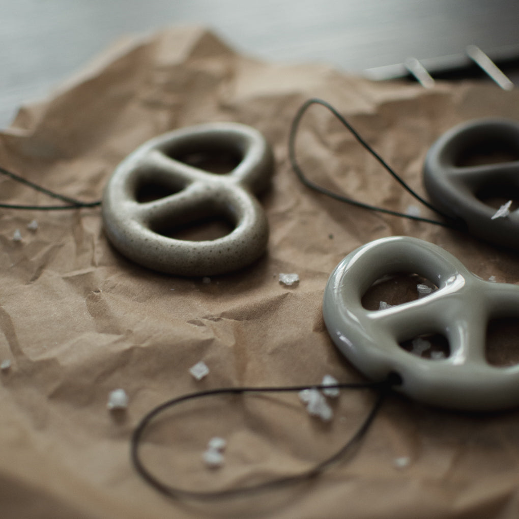 Deko Anhänger Bretzel - beige