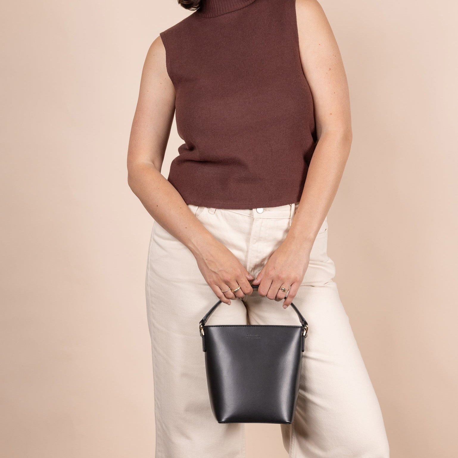 Bobbi Bucket Tasche Midi - Veganes Apfelleder Schwarz