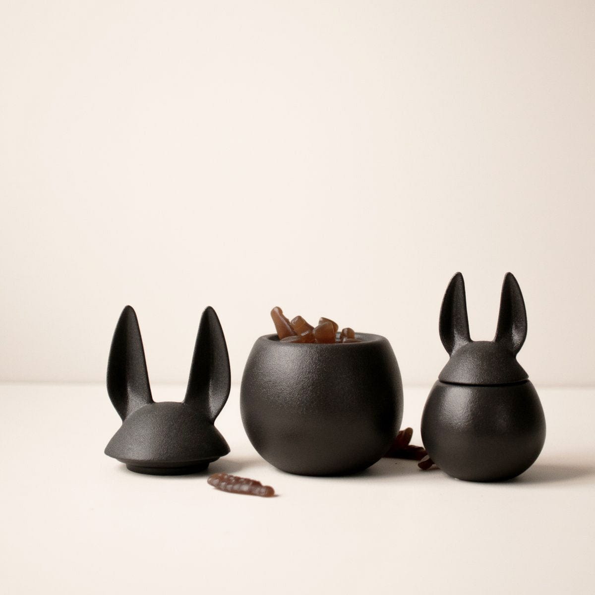 Eating Rabbit Schale mit Deckel - cast iron