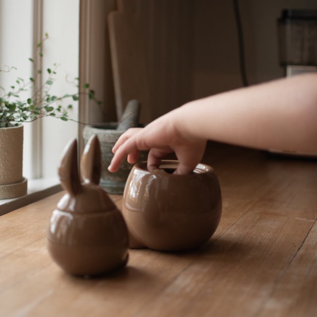 Eating Rabbit Schale mit Deckel - shiny nougat