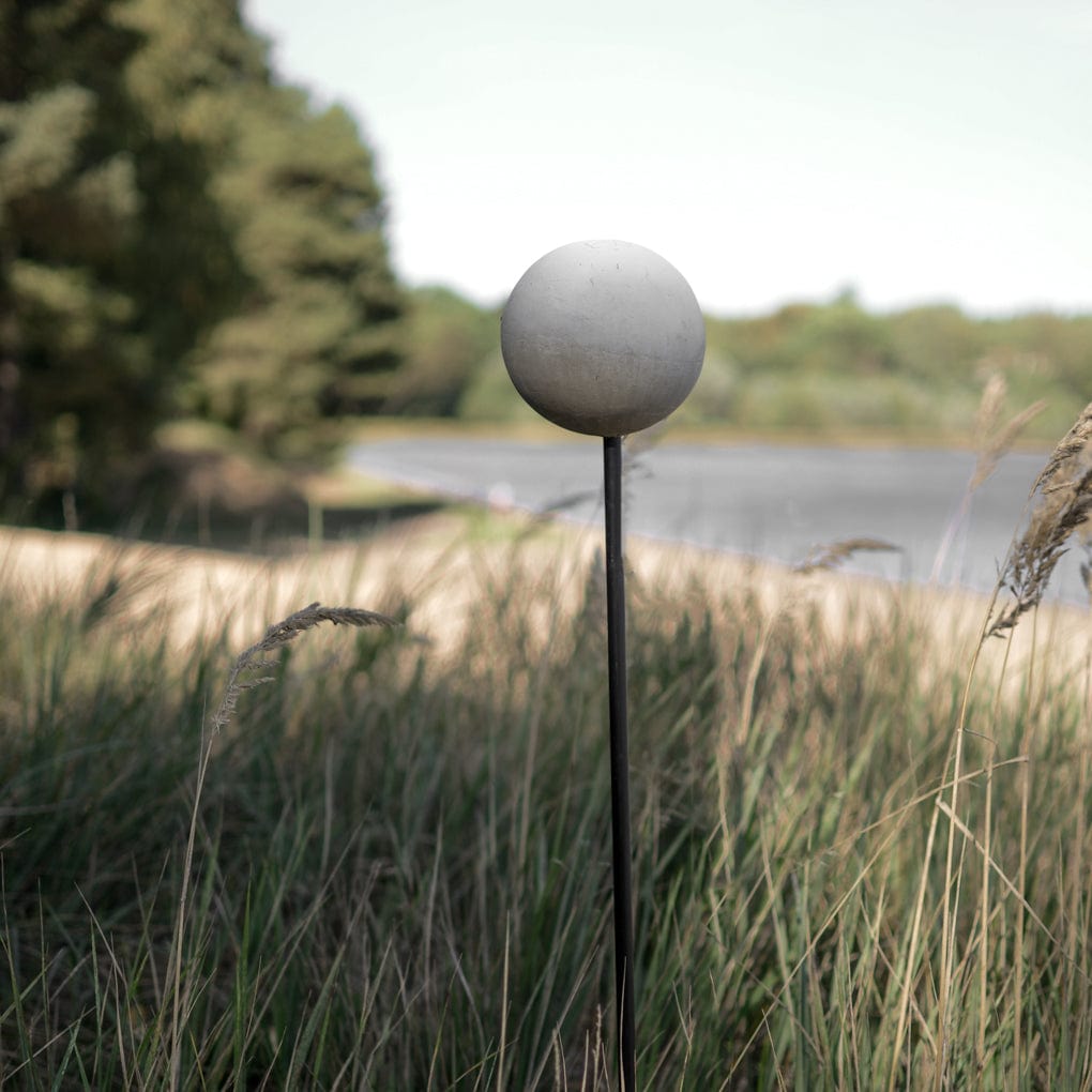 Metallstecker mit Betonkugel