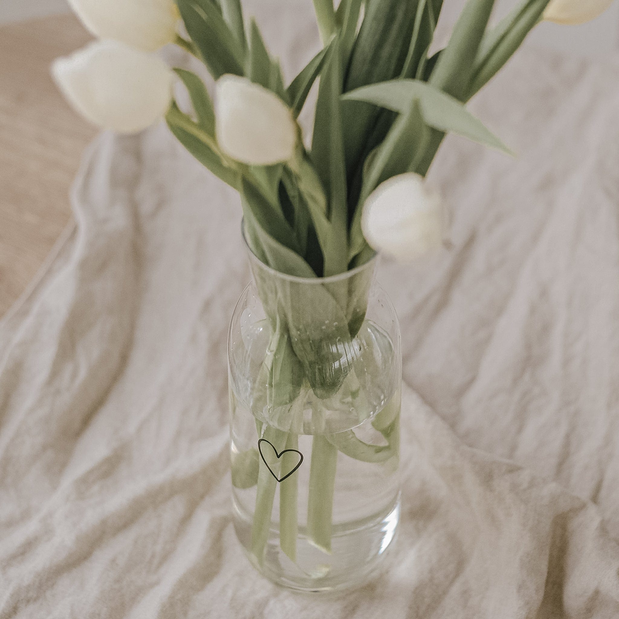 Karaffe aus Glas mit schwarzem Herz Aufdruck von der Marke Eulenschnitt