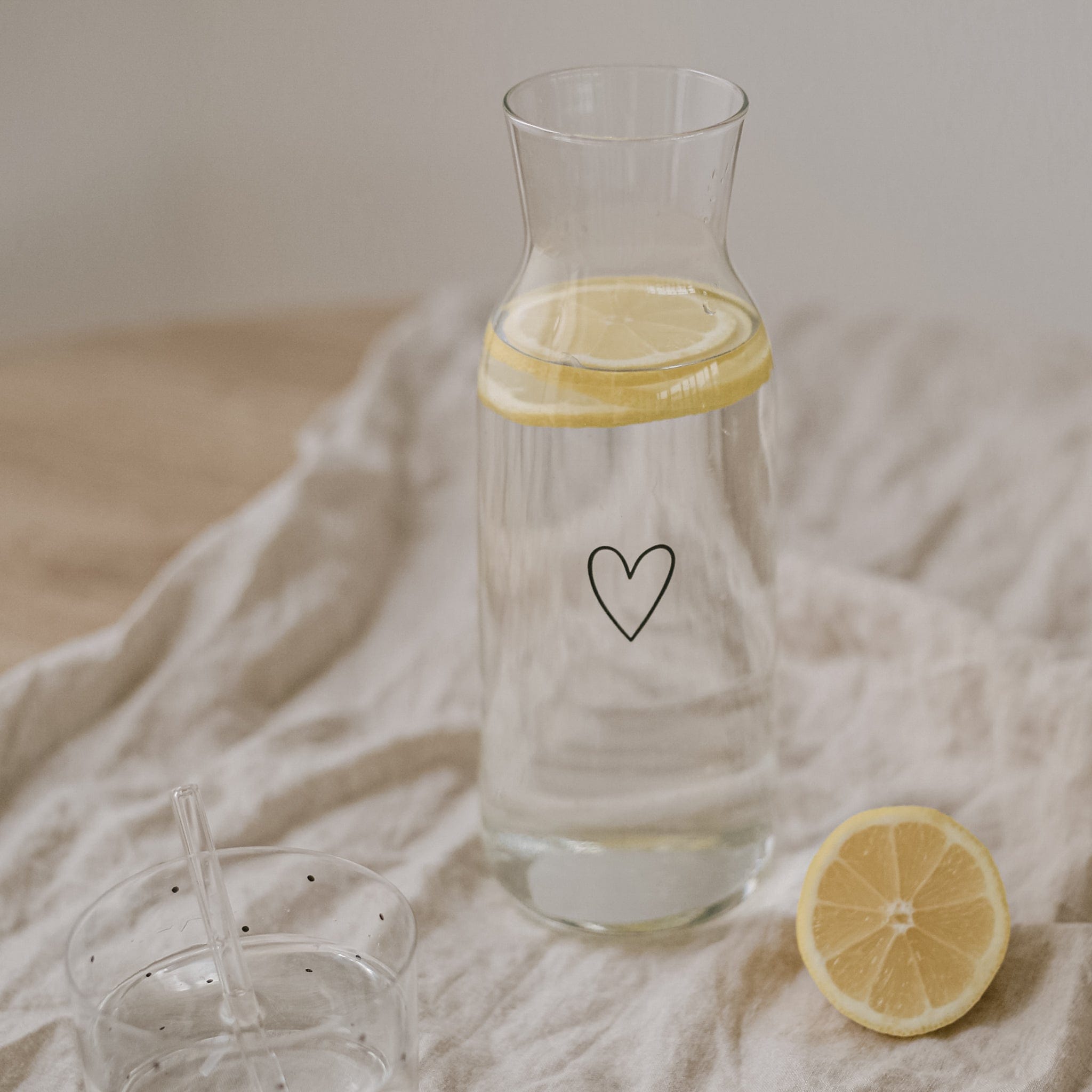 Karaffe aus Glas mit schwarzem Herz Aufdruck von der Marke Eulenschnitt