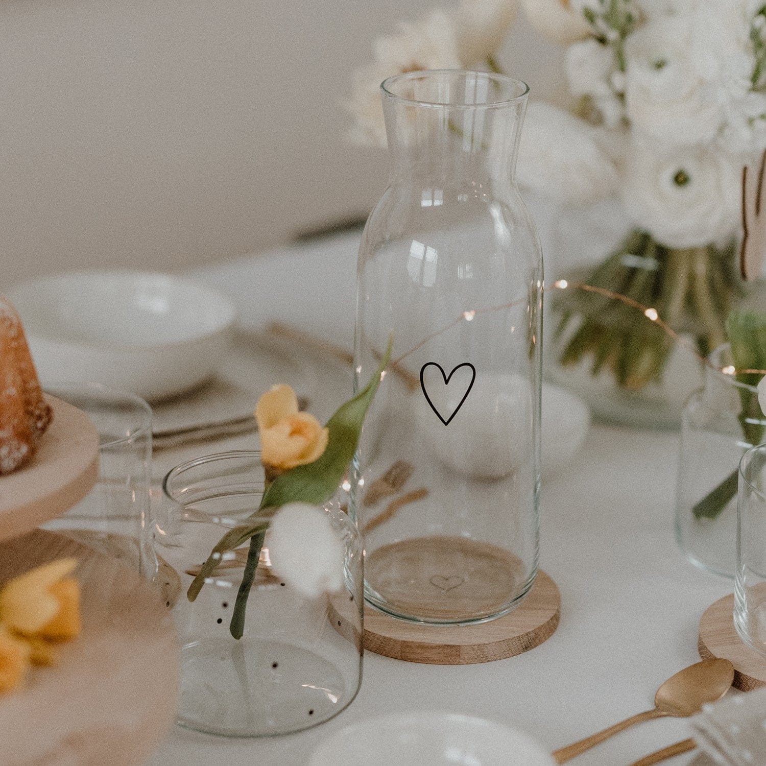 Karaffe aus Glas mit schwarzem Herz Aufdruck von der Marke Eulenschnitt