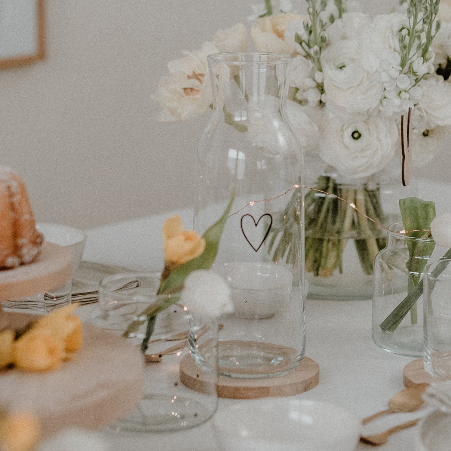 Karaffe aus Glas mit schwarzem Herz Aufdruck von der Marke Eulenschnitt