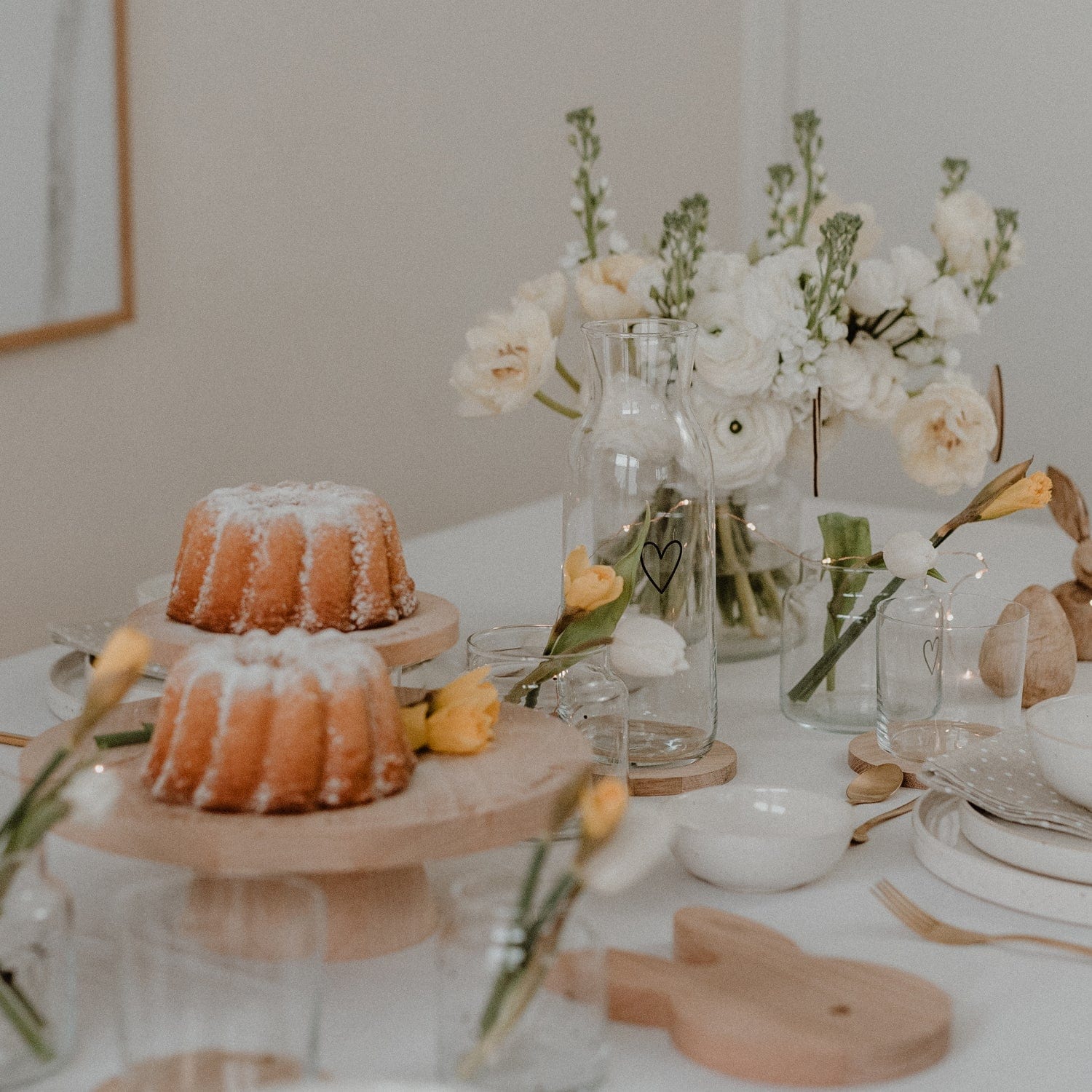 Karaffe aus Glas mit schwarzem Herz Aufdruck von der Marke Eulenschnitt