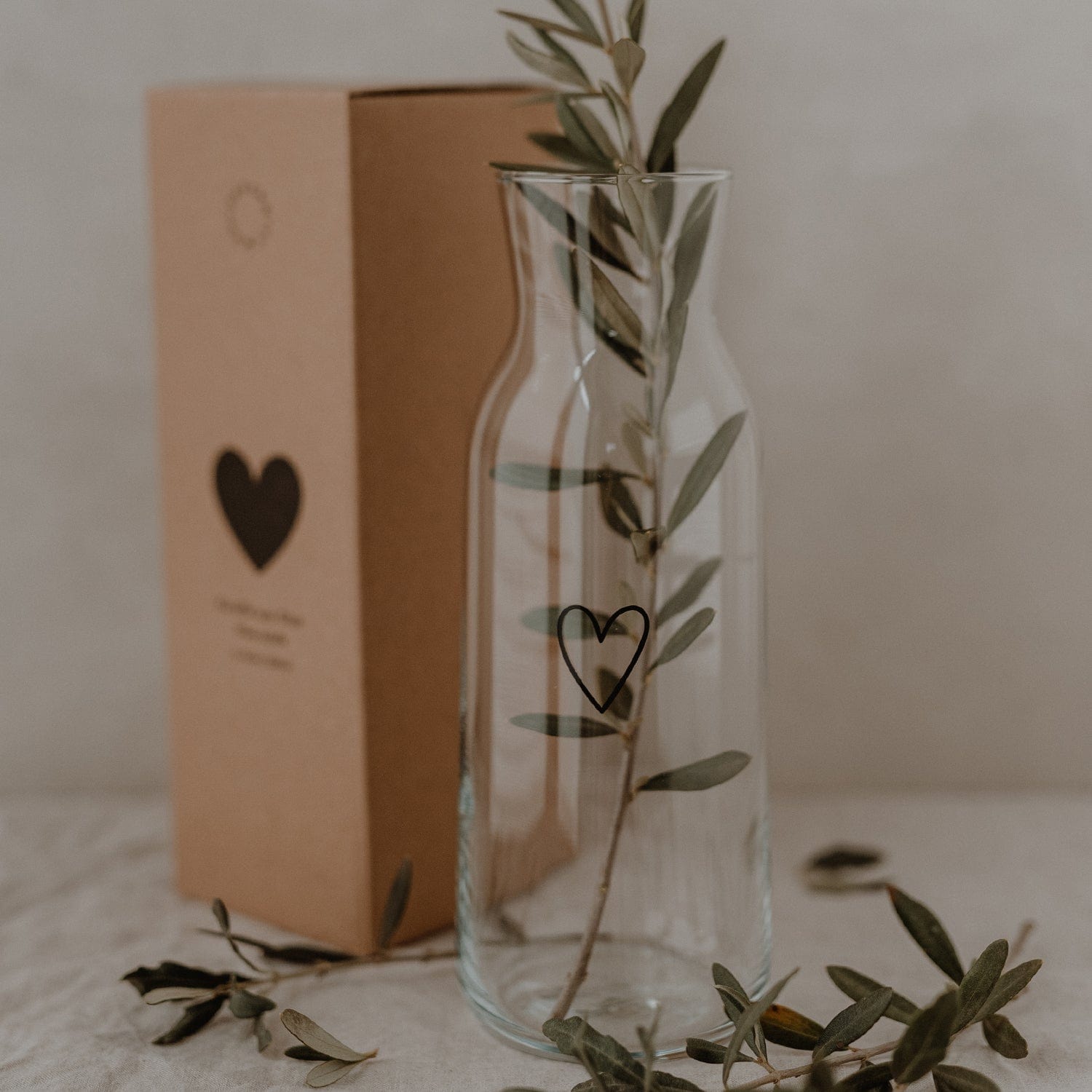 Karaffe aus Glas mit schwarzem Herz Aufdruck von der Marke Eulenschnitt