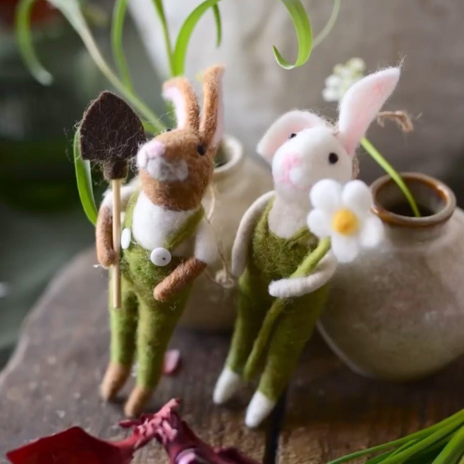 Filzanhänger Hase mit Latzhose