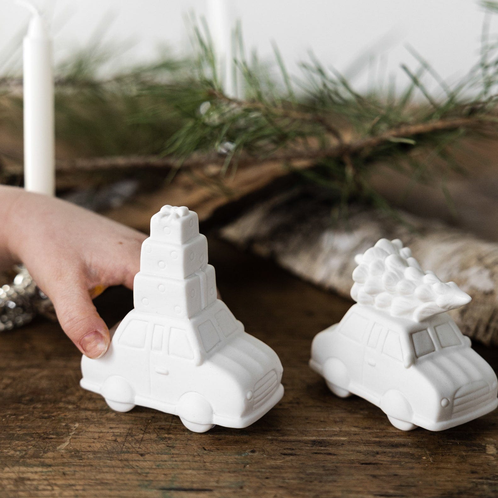 Weihnachtsdeko Hjulstad mit Geschenk - weiß