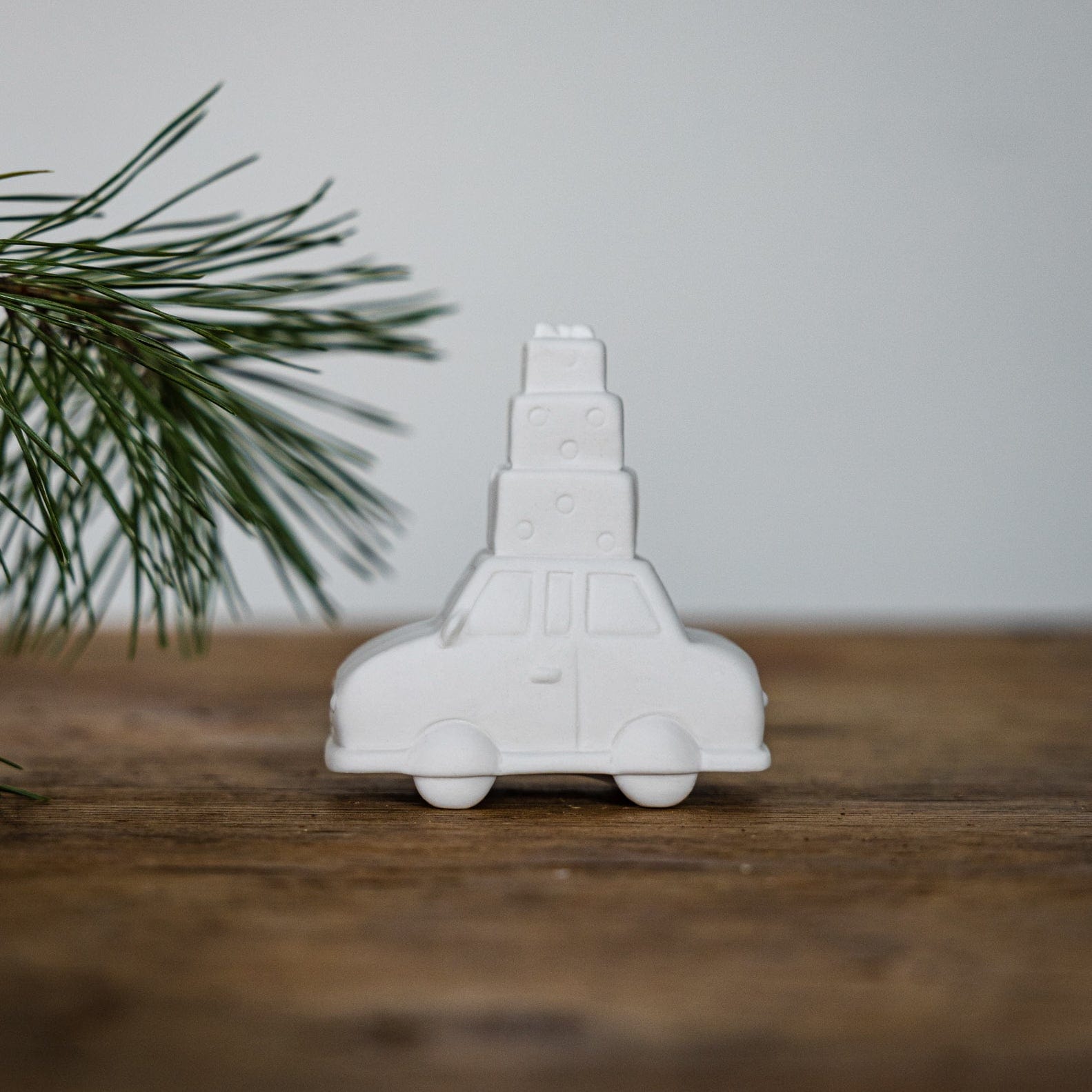 Weihnachtsdeko Hjulstad mit Geschenk - weiß
