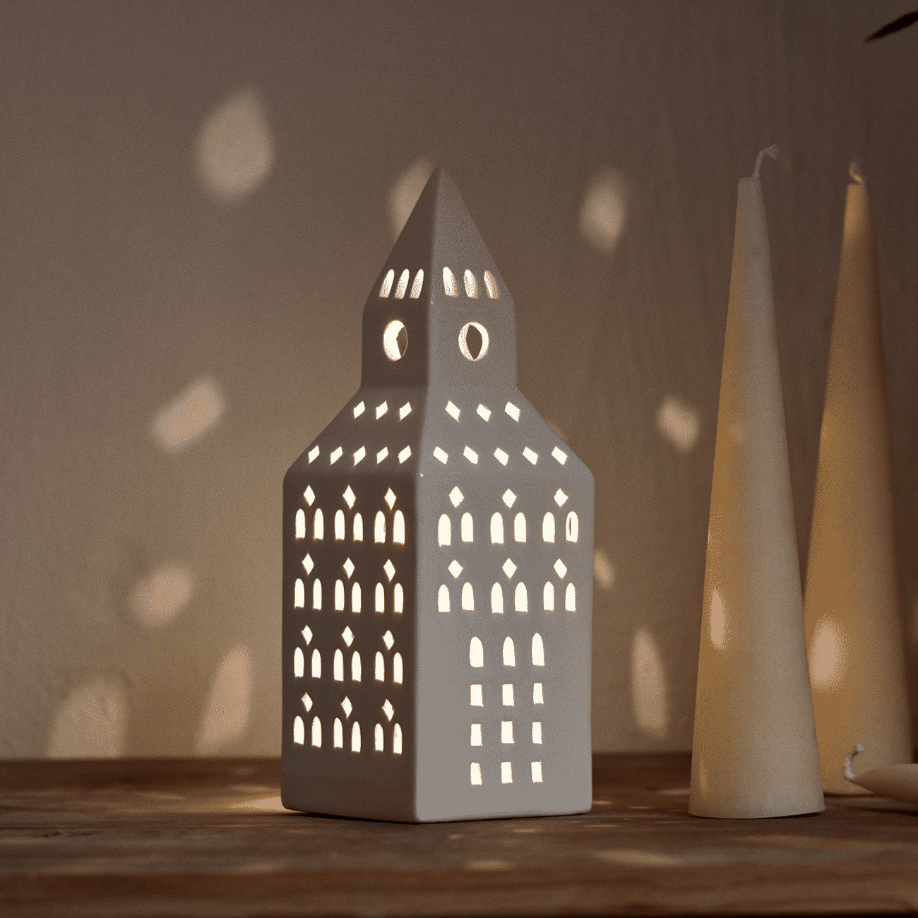 Kähler Design Urbania Tivoli Faro In Ceramica Bianco Nimbus, H 17 Cm – Portacandele Decorativo Di Design