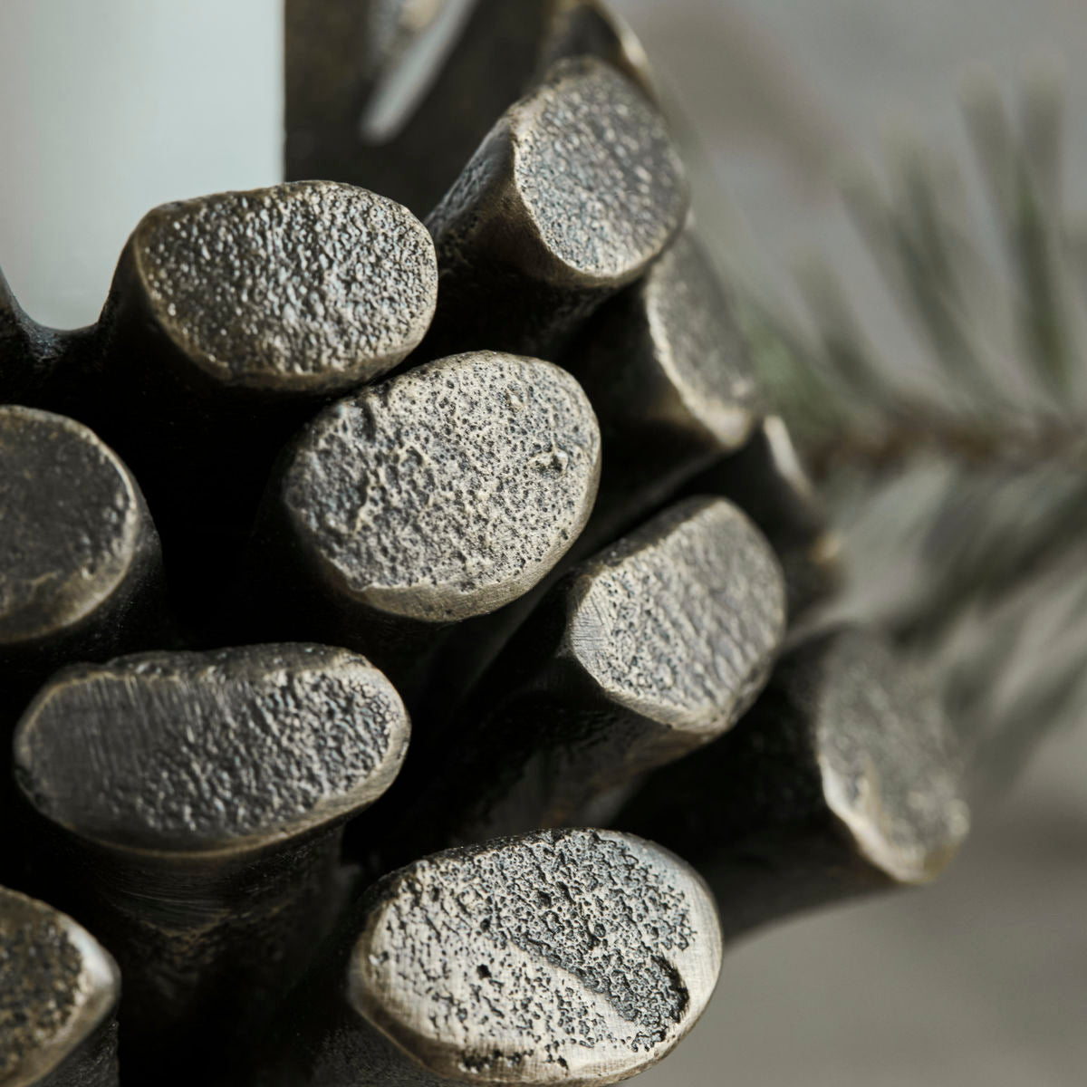 Kerzenhalter Pine Cone aus antikem Messing
