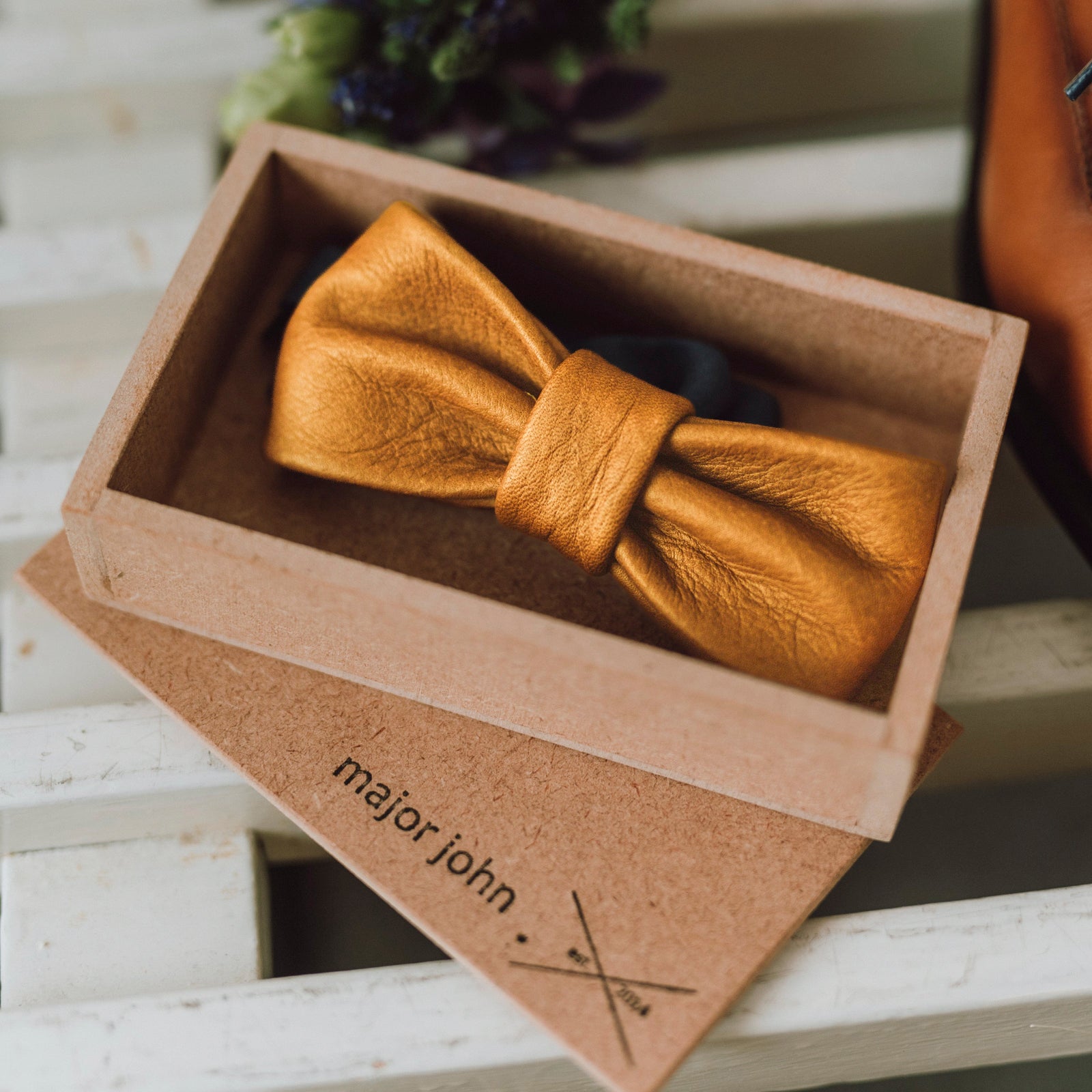 Fliege aus Leder - cognac braun