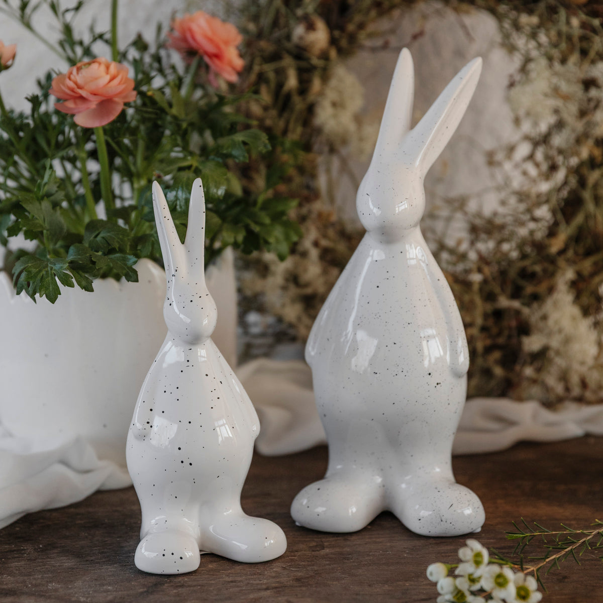 Osterdekoration Hase mit Punkten in weiß