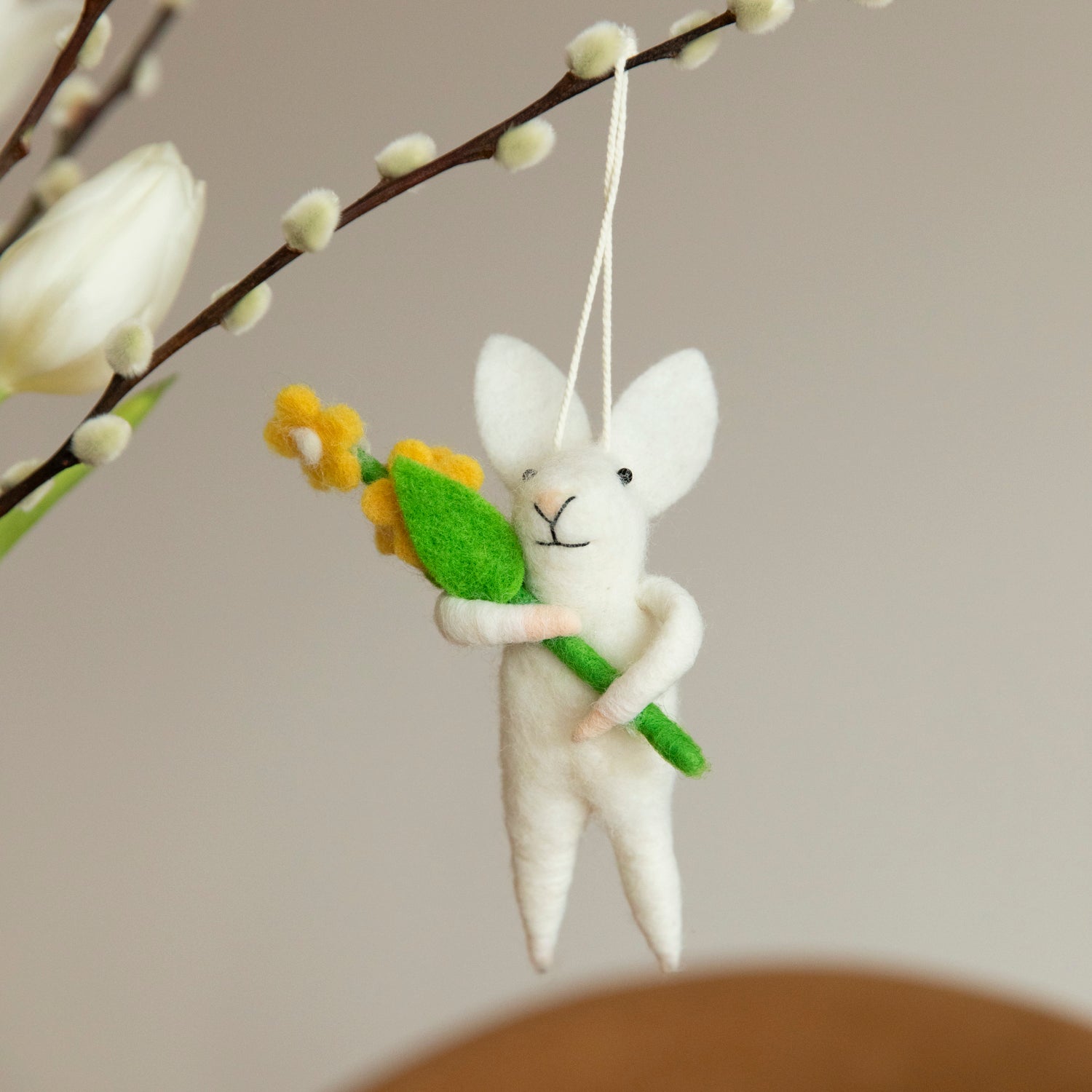 Filzanhänger Hase mit Blume