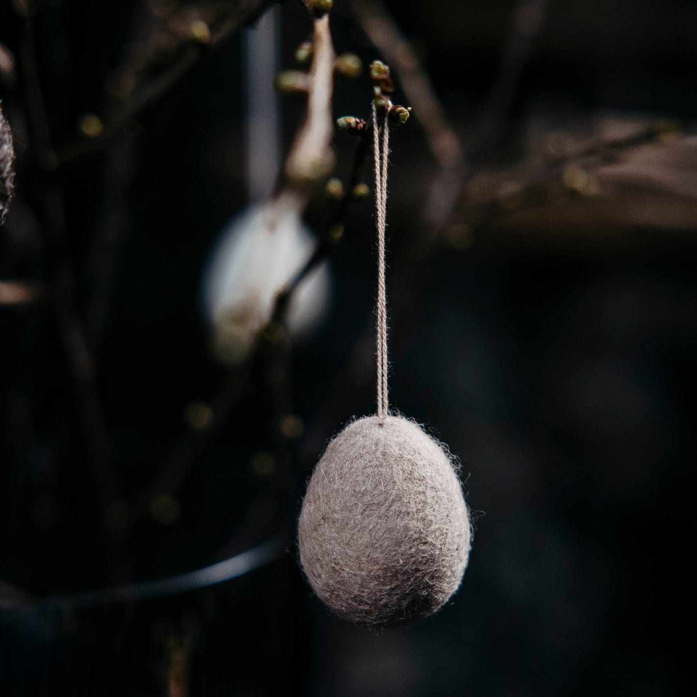 Ullas Osterei aus Filz - beige/taupe