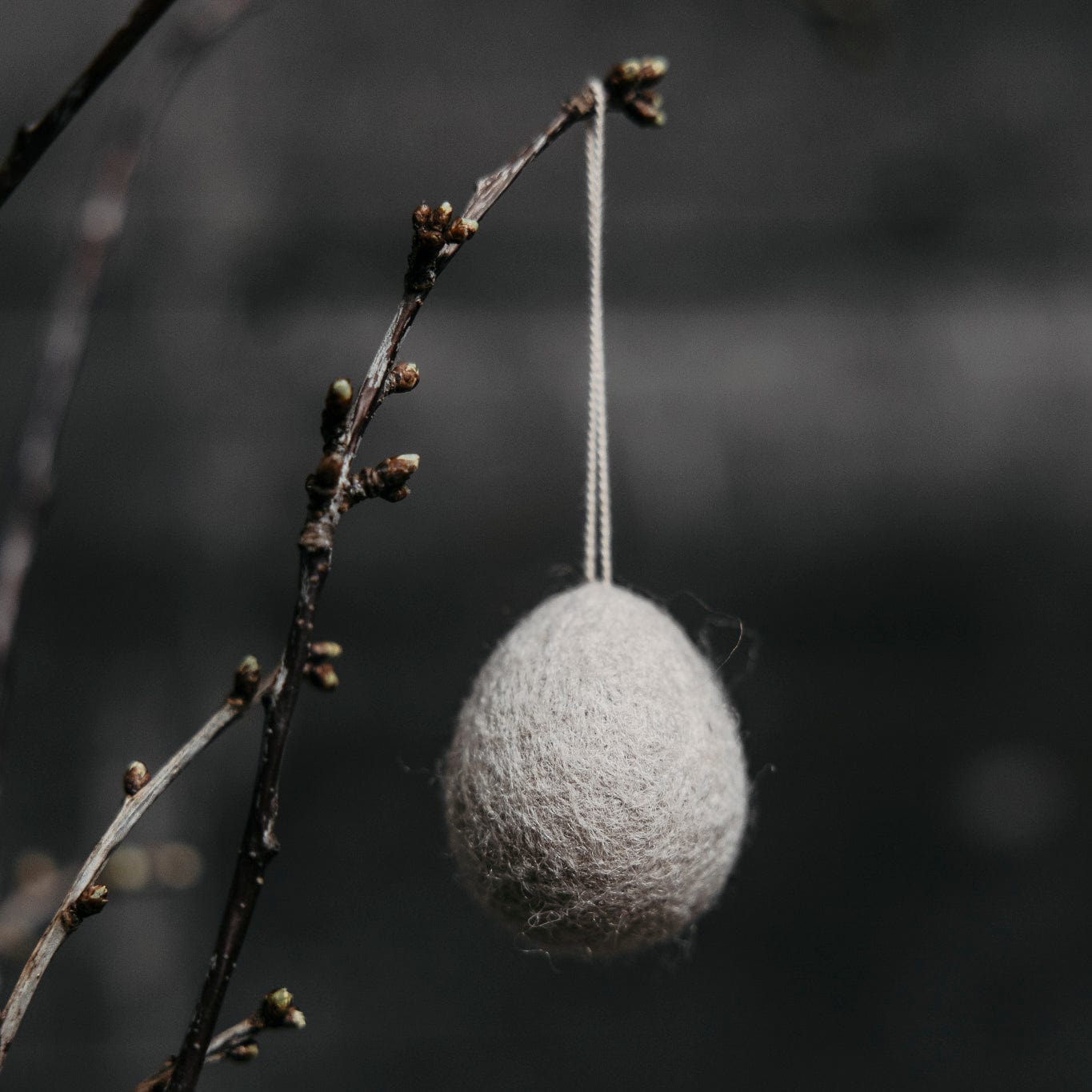 Ullas Osterei aus Filz - beige/taupe