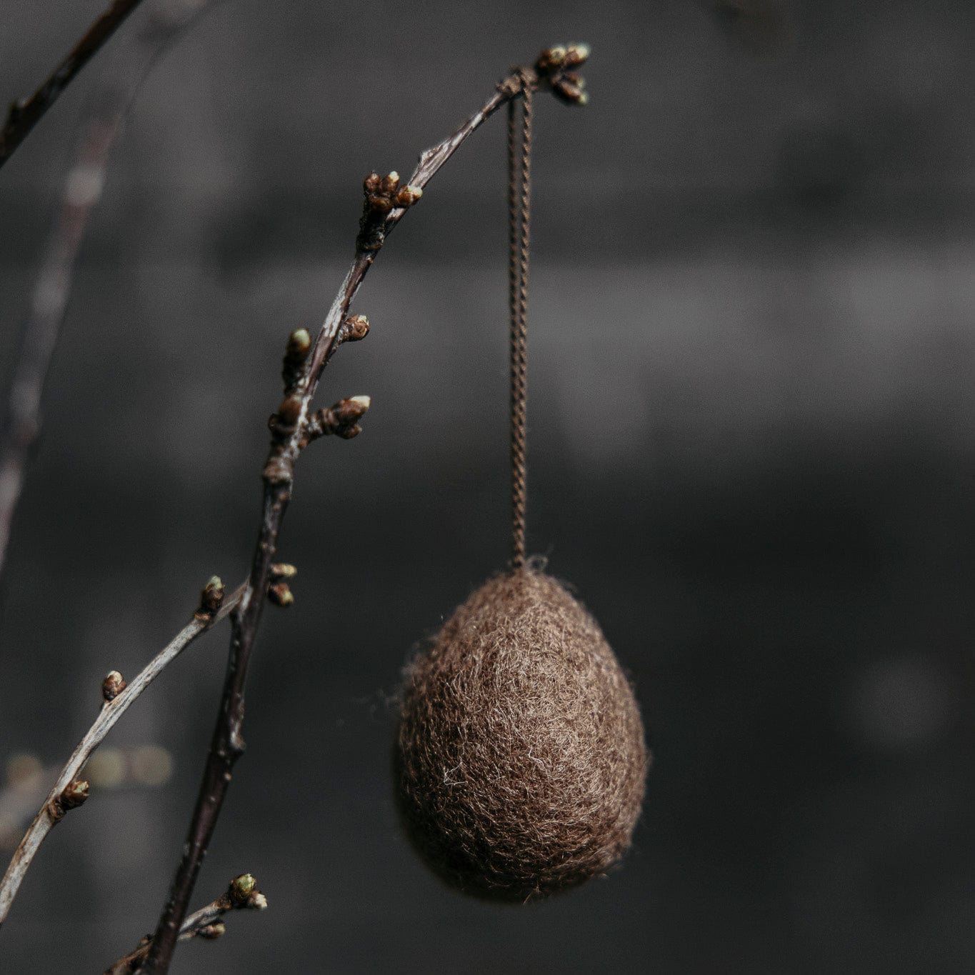 Ullas Osterei aus Filz - braun