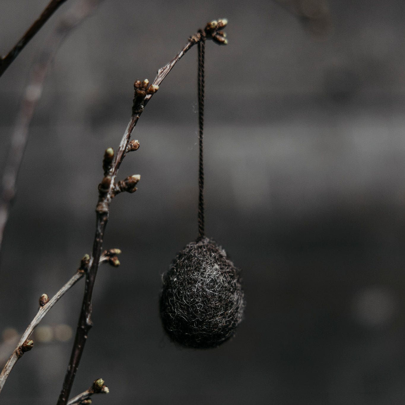 Ullas Osterei aus Filz - dunkelbraun