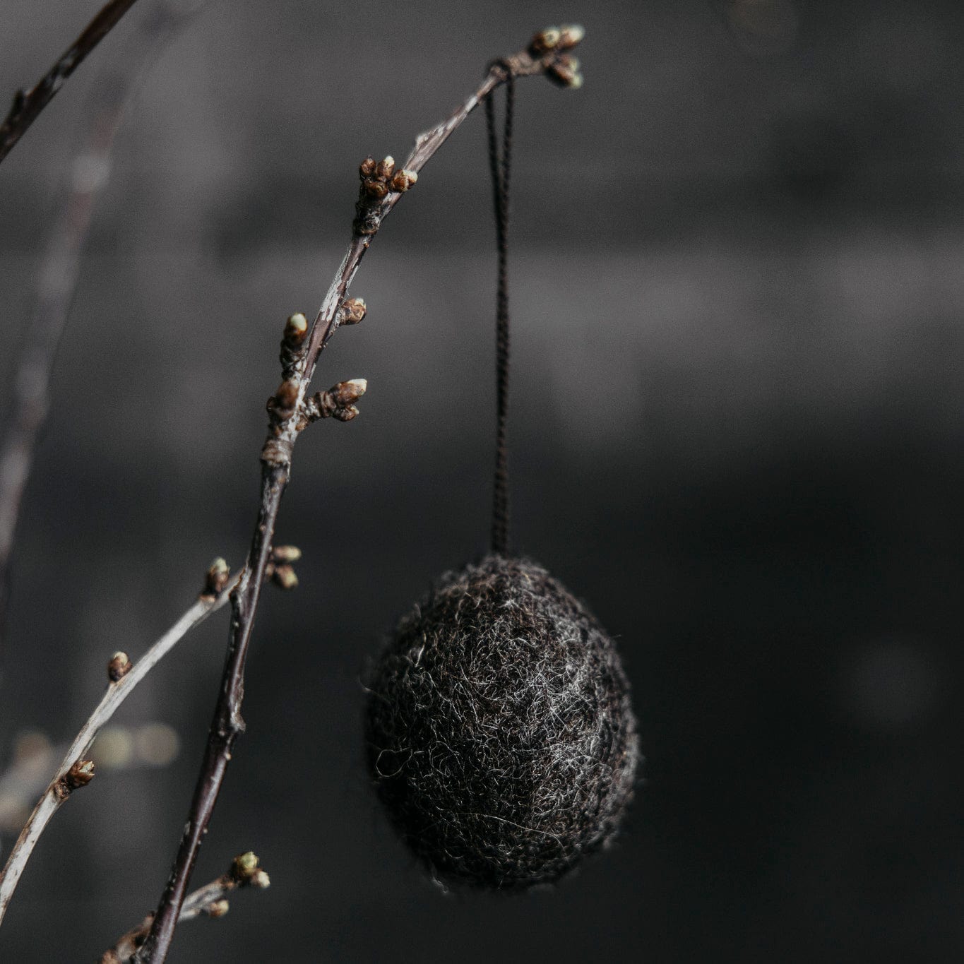 Ullas Osterei aus Filz - dunkelbraun