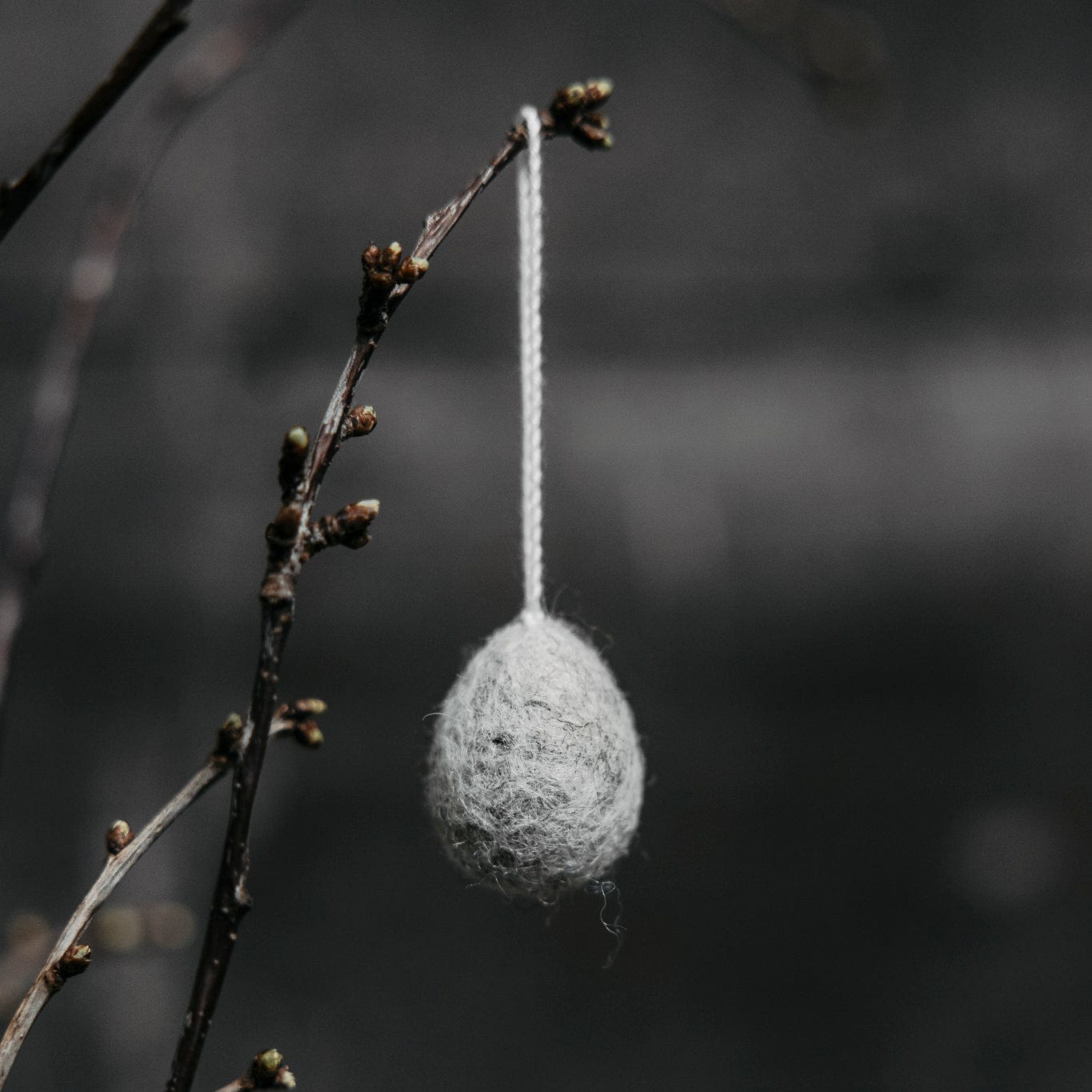 Ullas Osterei aus Filz - grau