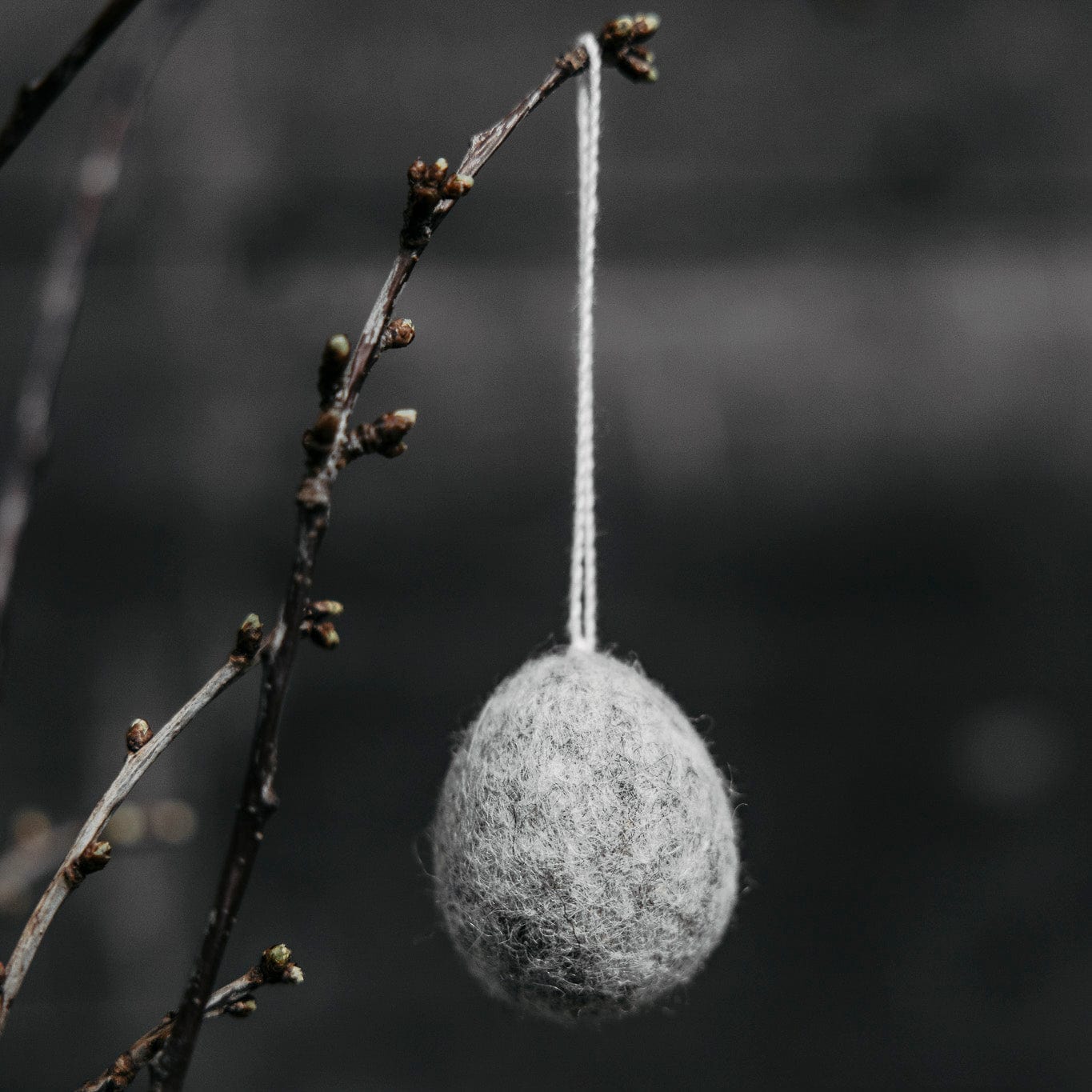 Ullas Osterei aus Filz - grau