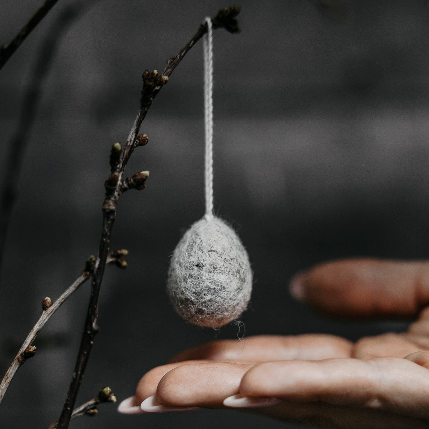 Ullas Osterei aus Filz - grau