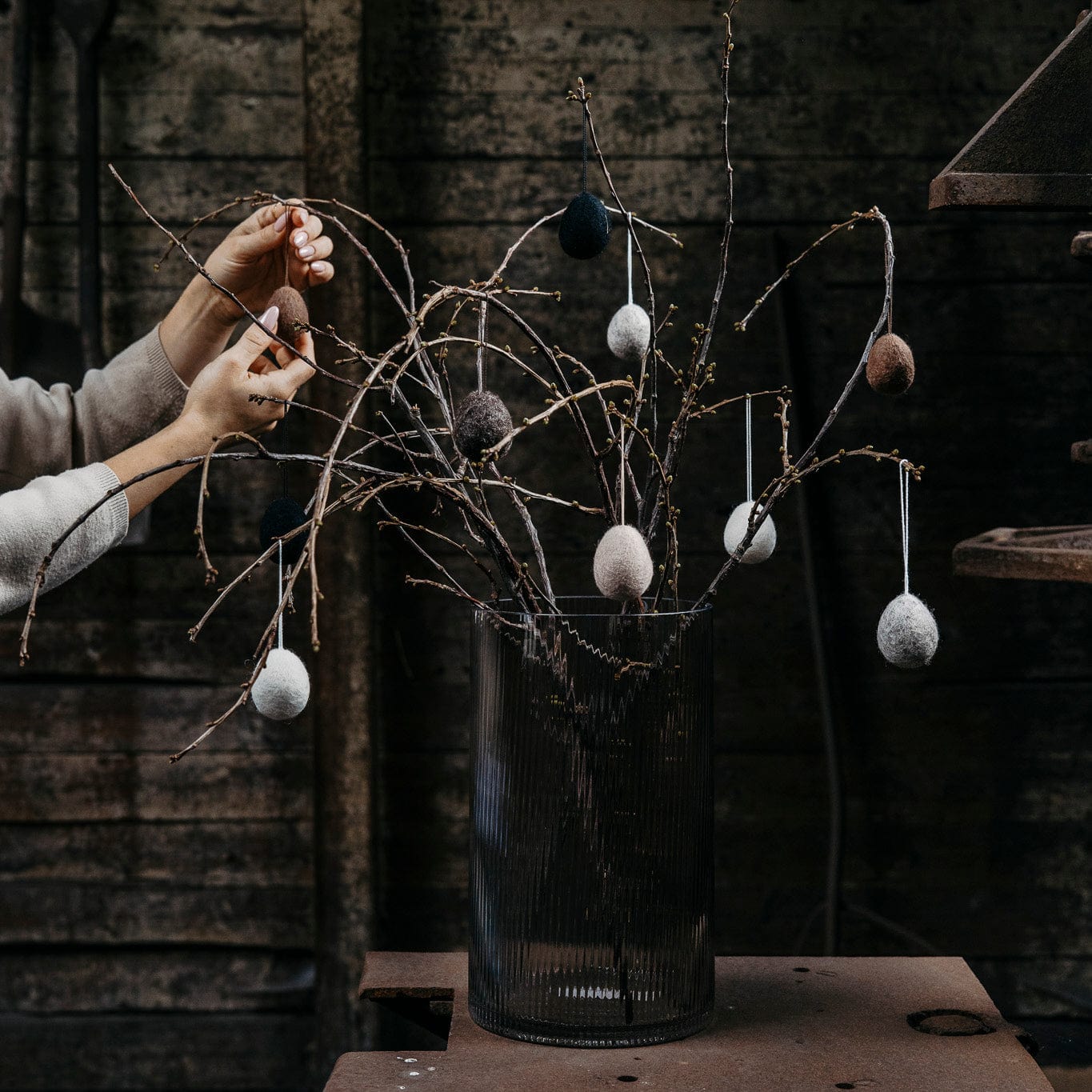 Ullas Osterei aus Filz - schwarz